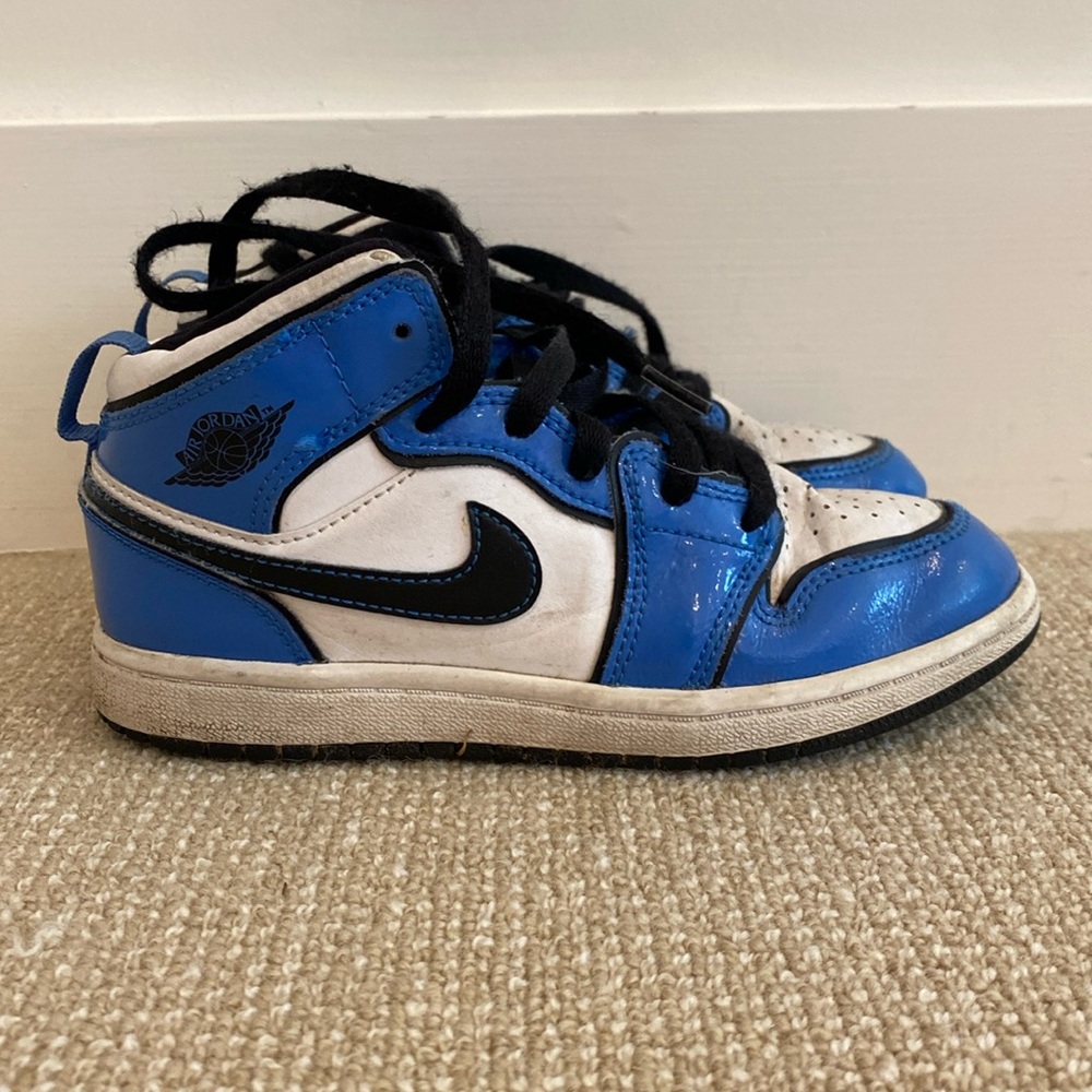 Jordan Mid 1 shoes